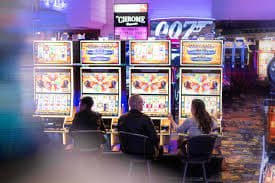 j00 slot APP ကို Myanmar ကစားသမား ဒေါင်းလုဒ်ပြီး ငွေသွင်းကာ ကစားနေသောပုံ